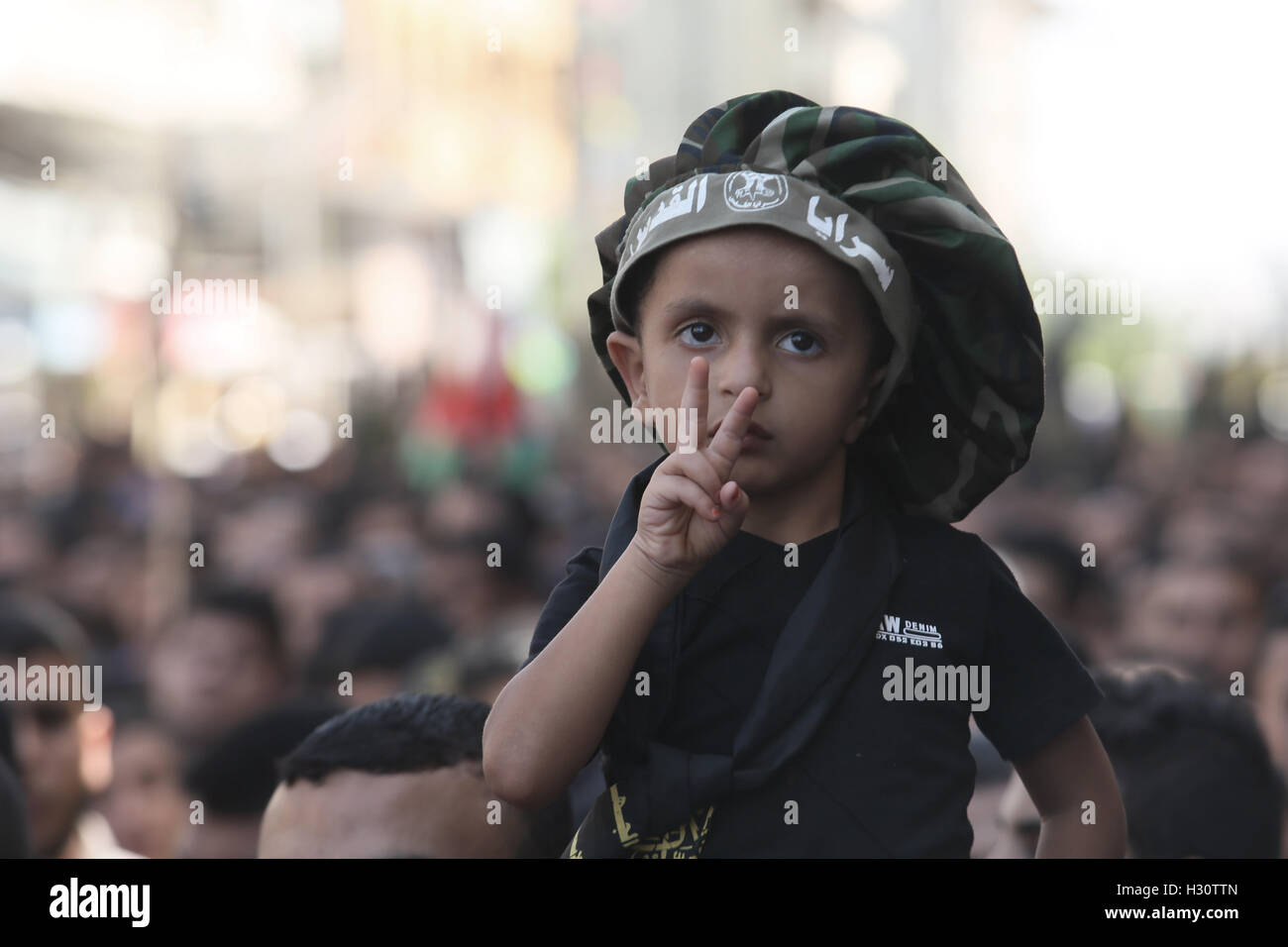 2 Ottobre 2016 - Gaza City, la striscia di Gaza, la Palestina - un ragazzo palestinese durante la Jihad islamica movimento rally militare che segna il primo anniversario dell'insurrezione di Al-Quds di Gaza City. (Credito Immagine: © Mahmoud Issa/Quds Net News via ZUMA filo) Foto Stock