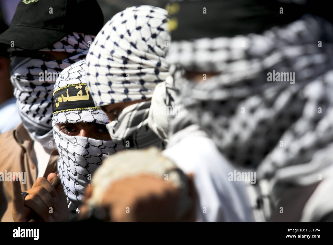 2 Ottobre 2016 - Gaza City, la striscia di Gaza, Palestina - mascherata dalla Jihad islamica circolazione sostenitori detiene durante un rally militare che segna il primo anniversario dell'insurrezione di Al-Quds di Gaza City. (Credito Immagine: © Mahmoud Issa/Quds Net News via ZUMA filo) Foto Stock