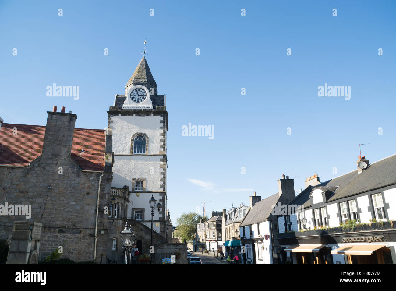 South Queensferry, Scotland, Regno Unito. Il 2 ottobre, 2016. Blue Skies su South Queensferry, Edimburgo - Scozia Credit: InfotronTof/Alamy Live News Foto Stock