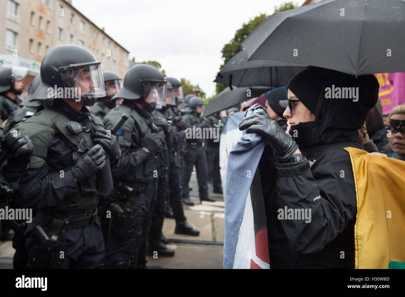 Dresden, Germania. 02oct, 2016. I partecipanti affrontano la polizia durante la dimostrazione da parte dell'alleanza "il nazionalismo non è alternativa' parallelo alla unità centrale alle celebrazioni del Giorno di Dresda, in Germania, 02 ottobre 2016. Allo stesso tempo è il festival che si svolge durante le celebrazioni per il giorno dell'unità tedesca a Dresda fino al 03 ottobre 2016. Foto: SEBASTIAN KAHNERT/dpa/Alamy Live News Foto Stock