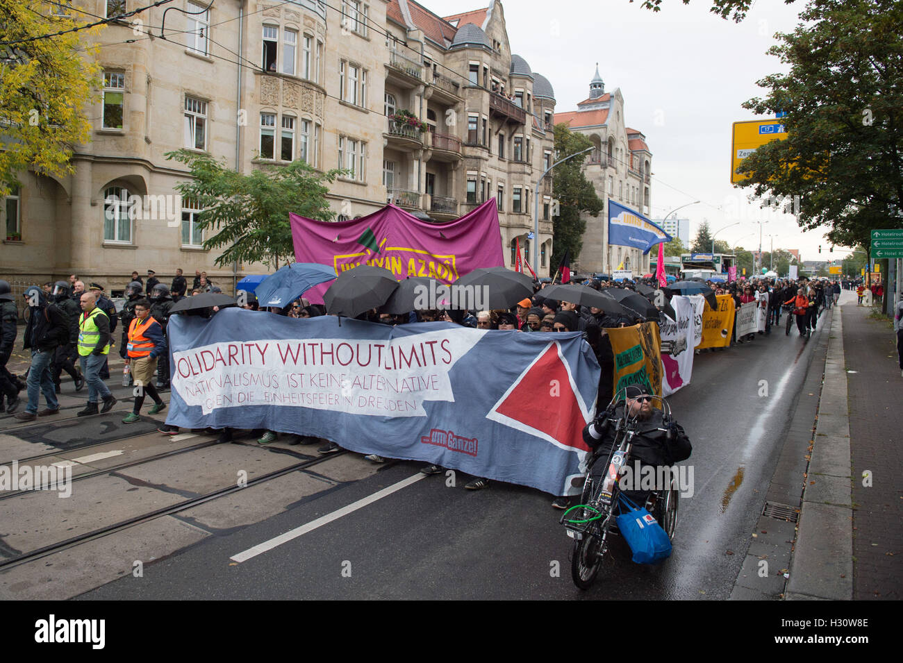 Dresden, Germania. 02oct, 2016. I partecipanti a piedi attraverso la città nel corso di una dimostrazione da parte dell'alleanza "il nazionalismo non è alternativa' parallelo alla unità centrale alle celebrazioni del Giorno di Dresda, in Germania, 02 ottobre 2016. Allo stesso tempo è il festival che si svolge durante le celebrazioni per il giorno dell'unità tedesca a Dresda fino al 03 ottobre 2016. Foto: SEBASTIAN KAHNERT/dpa/Alamy Live News Foto Stock