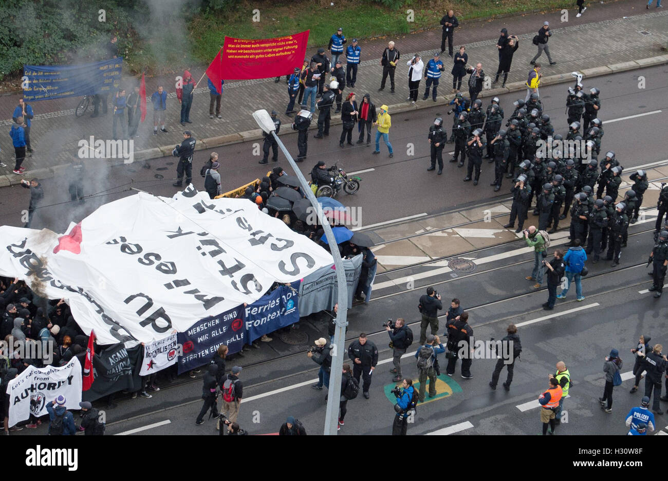 Dresden, Germania. 02oct, 2016. I partecipanti a piedi attraverso la città nel corso di una dimostrazione da parte dell'alleanza "il nazionalismo non è alternativa' parallelo alla unità centrale alle celebrazioni del Giorno di Dresda, in Germania, 02 ottobre 2016. Allo stesso tempo è il festival che si svolge durante le celebrazioni per il giorno dell'unità tedesca a Dresda fino al 03 ottobre 2016. Foto: SEBASTIAN KAHNERT/dpa/Alamy Live News Foto Stock