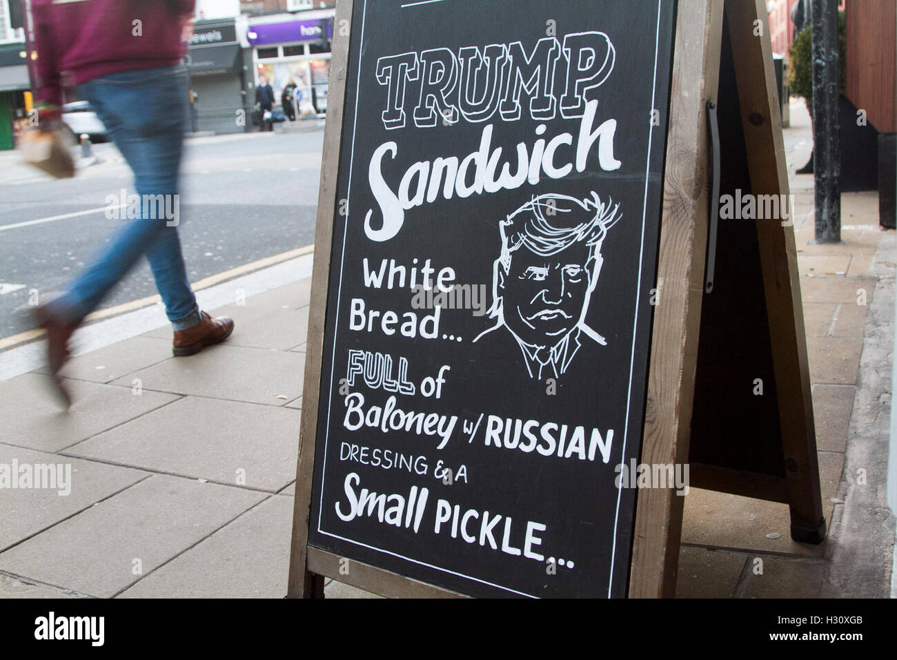 Il torneo di Wimbledon di Londra, Regno Unito. 2° ottobre 2016. Un bordo esterno di un pub di Wimbledon serve un panino e allo stesso tempo di rendere umorismo di noi il candidato presidenziale Donald Trump Credito: amer ghazzal/Alamy Live News Foto Stock