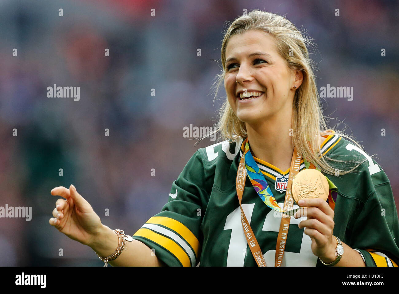 Lo stadio di Wembley, Londra, Regno Unito. 02oct, 2016. NFL International Series. Indianapolis Colts contro i giaguari di Jacksonville. Uno dei oro medlal vincendo GB donne la squadra di hockey dal 2016 Rio Giochi Olimpici riconosce la folla di applausi. Credito: Azione Sport Plus/Alamy Live News Foto Stock