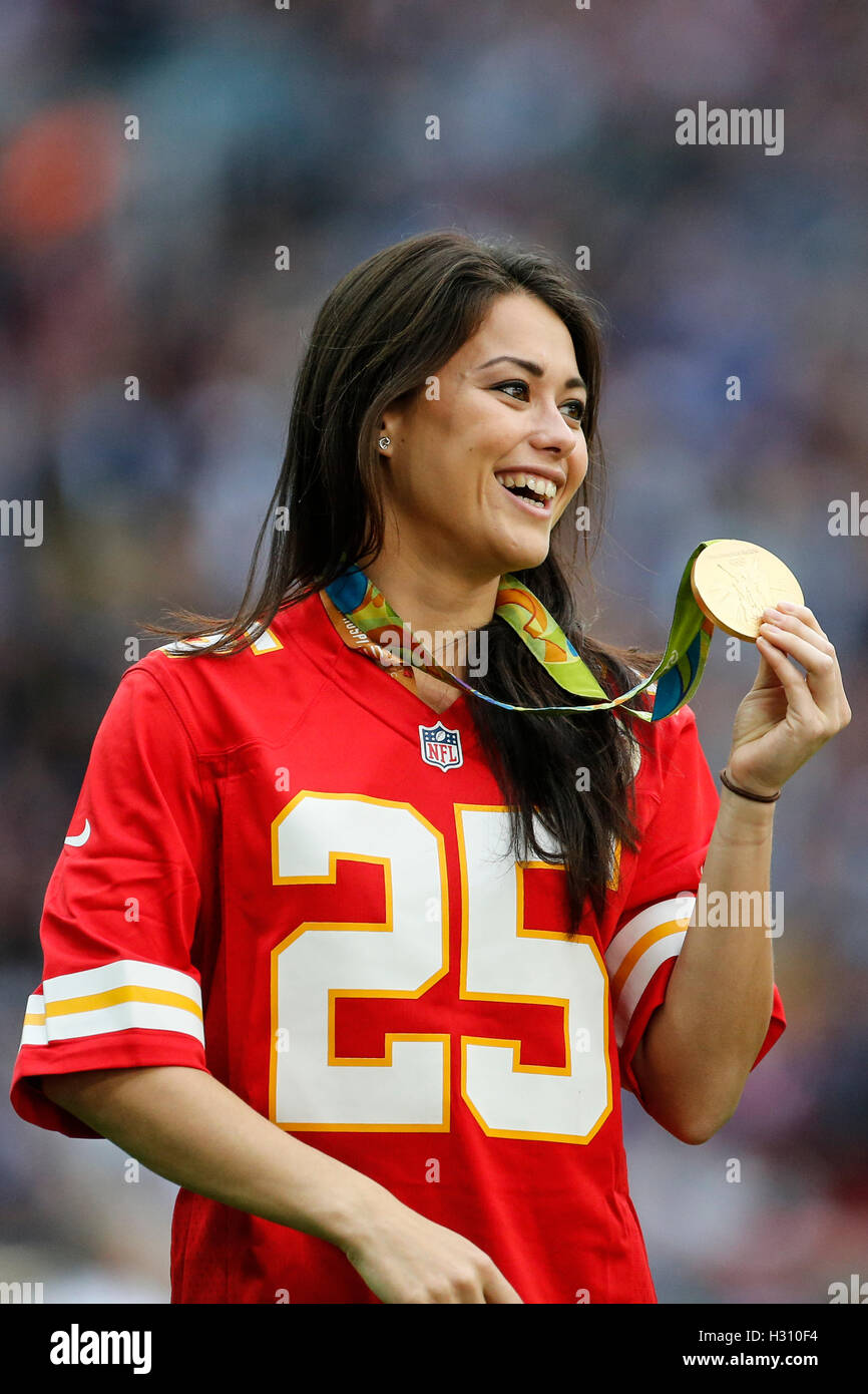 Lo stadio di Wembley, Londra, Regno Unito. 02oct, 2016. NFL International Series. Indianapolis Colts contro i giaguari di Jacksonville. Uno dei oro medlal vincendo GB donne la squadra di hockey dal 2016 Rio Giochi Olimpici riconosce la folla di applausi. Credito: Azione Sport Plus/Alamy Live News Foto Stock