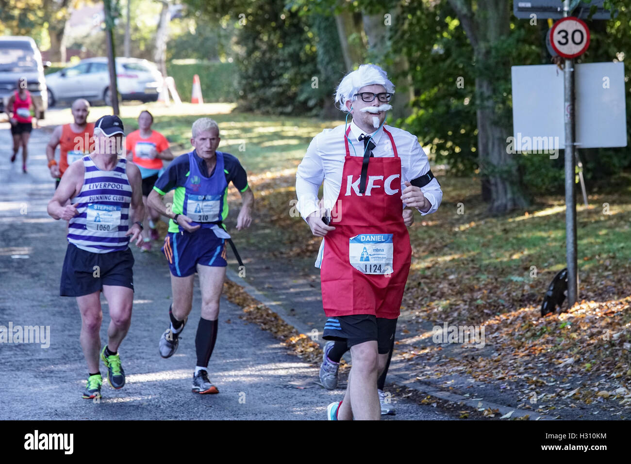 Un runner vestito come il Colonnello Saunders nella maratona di Chester Foto Stock