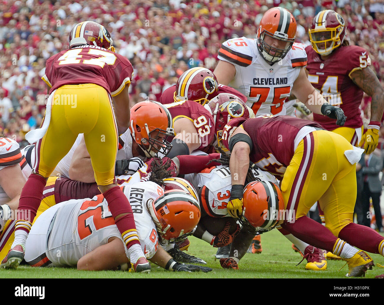 Landover, Maryland, Stati Uniti d'America. 02oct, 2016. Cleveland Browns running back Isaia Crowell (34) punteggi della sua squadra il primo touchdown nel secondo trimestre contro Washington Redskins a FedEx in campo Landover, Maryland il 2 ottobre 2016. Nella foto sono inoltre presenti Washington Redskins cornerback Quinton Dunbar (47); Cleveland Browns center Austin Reiter (62); Washington Redskins difensivo fine Trento Murphy (93); Washington Redskins linebacker interno sarà Compton (51); Cleveland Browns guard Joel Bitonio (75); e Washington Redskins inside linebacker Mason Foster (54). Il Redskins ha vinto il gioco 31 - 20. Cr Foto Stock
