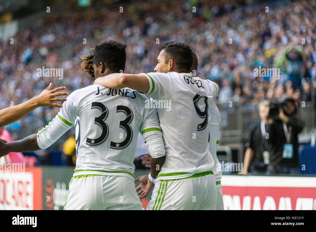 Vancouver, Canada. Il 2 ottobre 2016. Seattle team sirene di celebrare il gol vincente. MLS Vancouver vs Seattle, B.C. Place Stadium. Punteggio finale Seattle 2-1. Credito: Gerry Rousseau/Alamy Live News Foto Stock