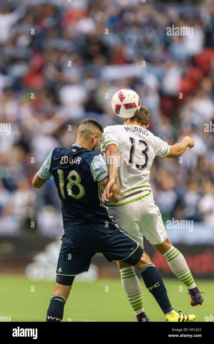Vancouver, Canada. 2 Ottobre 2016.David Edgar (18) di Vancouver Whitecaps e Giordano Morris (13) di Seattle sirene lotta per la palla. MLS Vancouver vs Seattle, B.C. Place Stadium. Punteggio finale Seattle 2-1. Credito: Gerry Rousseau/Alamy Live News Foto Stock