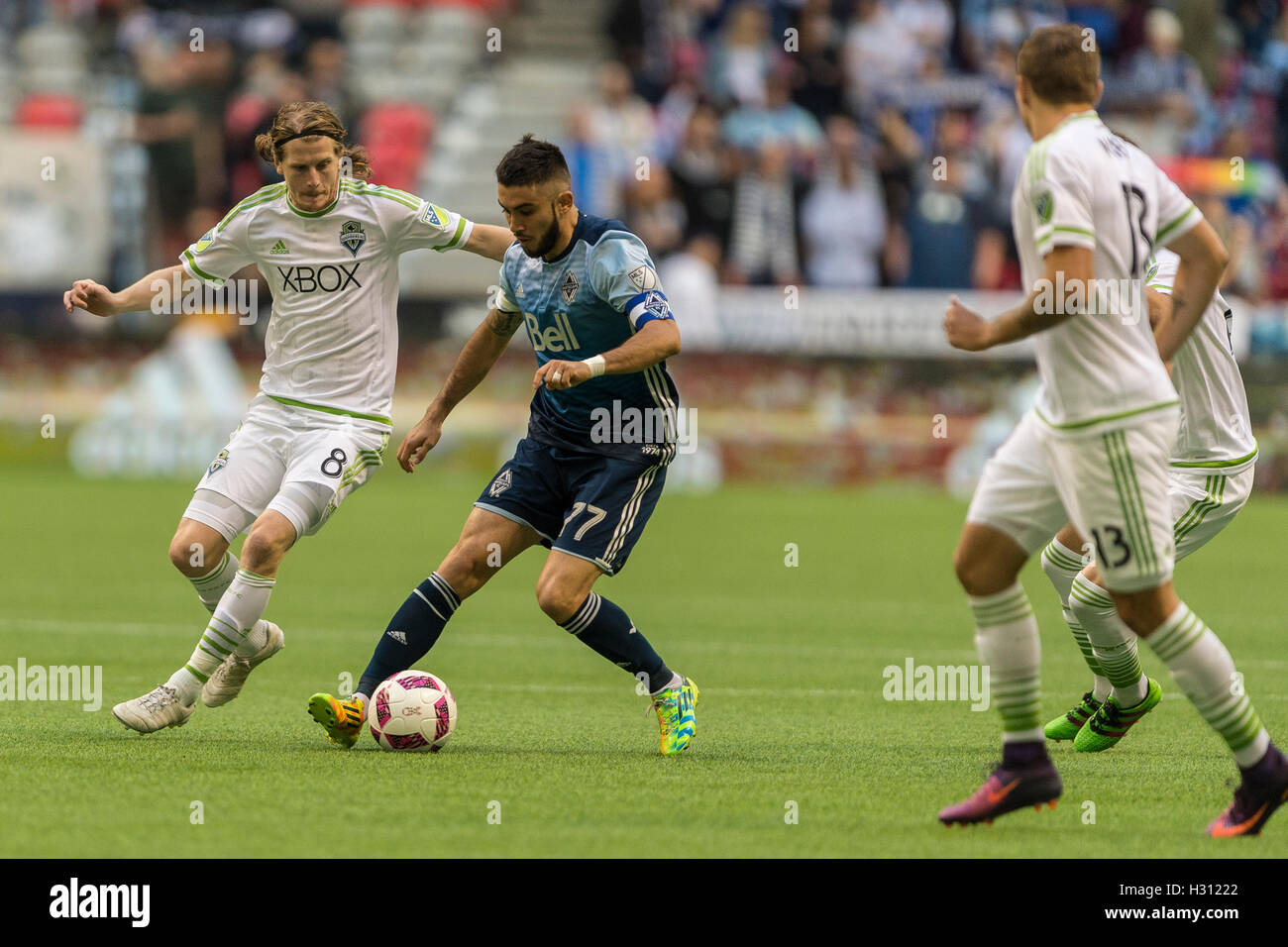 1a Vancouver, Canada. Il 2 ottobre 2016. Pedro Morales (77) di Vancouver Whitecaps mantenendo la palla lontano da Erik Friberg (8) di Seattle sirene. MLS Vancouver vs Seattle, B.C. Place Stadium. Punteggio finale Seattle 2-1. Credito: Gerry Rousseau/Alamy Live News Foto Stock