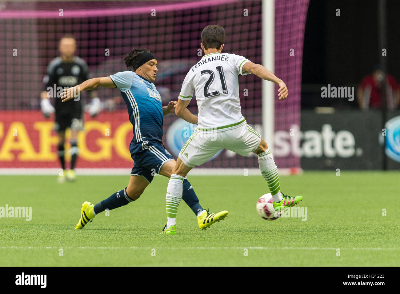 Vancouver, Canada. Il 2 ottobre 2016. Alvaro Fernandez (21) di Seattle sirene impegnativo Bolanos cristiana (7) di Vancouver Whitecaps. MLS Vancouver vs Seattle, B.C. Place Stadium. Punteggio finale Seattle 2-1. Credito: Gerry Rousseau/Alamy Live News Foto Stock