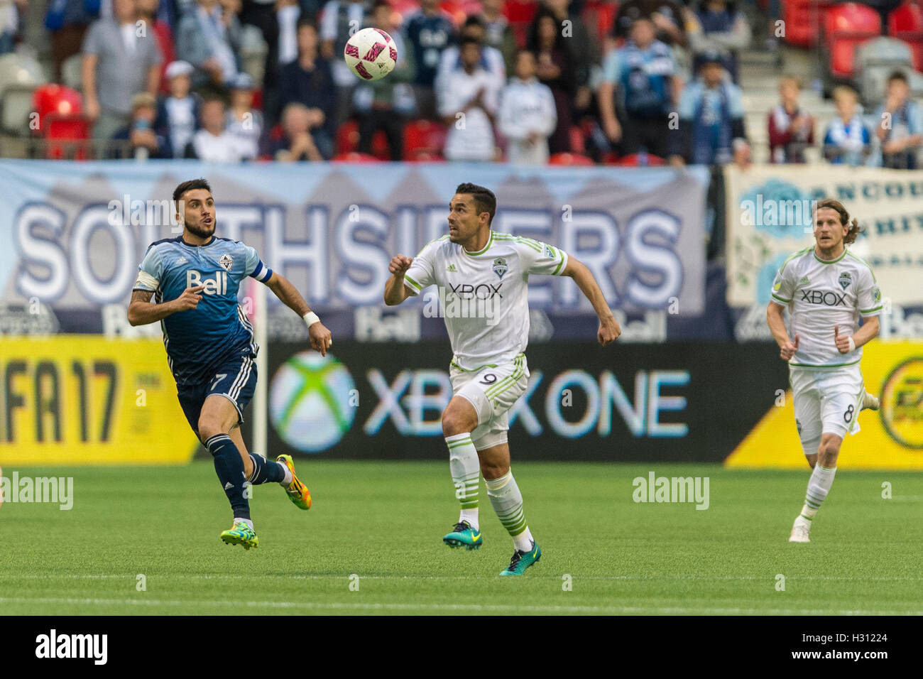 Vancouver, Canada. Il 2 ottobre 2016. Pedro Morales (77) di Vancouver Whitecaps e Herculez Gomez (9) di Seattle sirene inseguono la palla. MLS Vancouver vs Seattle, B.C. Place Stadium. Punteggio finale Seattle 2-1. Credito: Gerry Rousseau/Alamy Live News Foto Stock