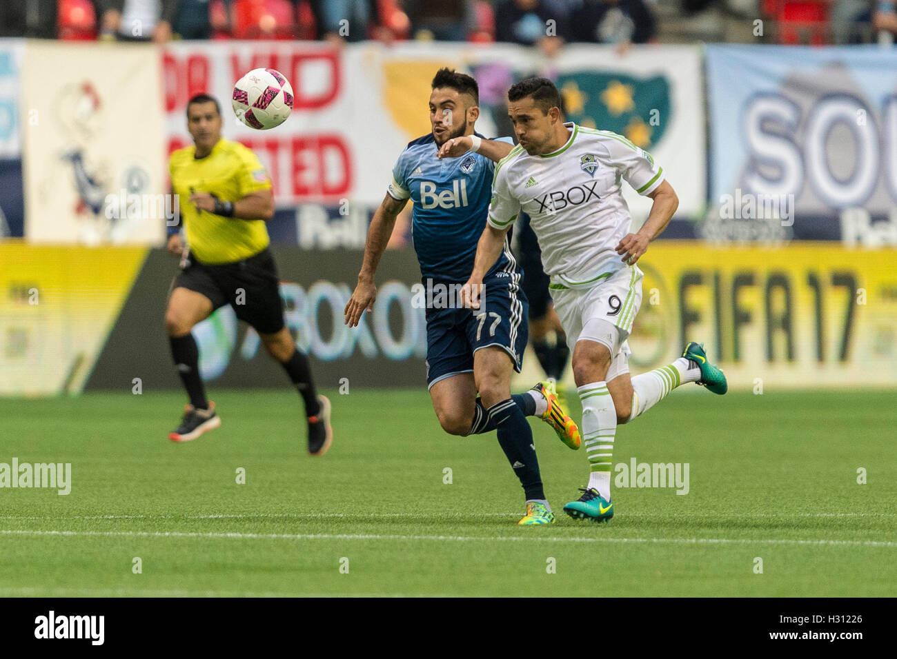 Vancouver, Canada. Il 2 ottobre 2016. Pedro Morales (77) di Vancouver Whitecaps e Herculez Gomez (9) di Seattle sirene lottare per arrivare alla sfera. MLS Vancouver vs Seattle, B.C. Place Stadium. Punteggio finale Seattle 2-1. Credito: Gerry Rousseau/Alamy Live News Foto Stock