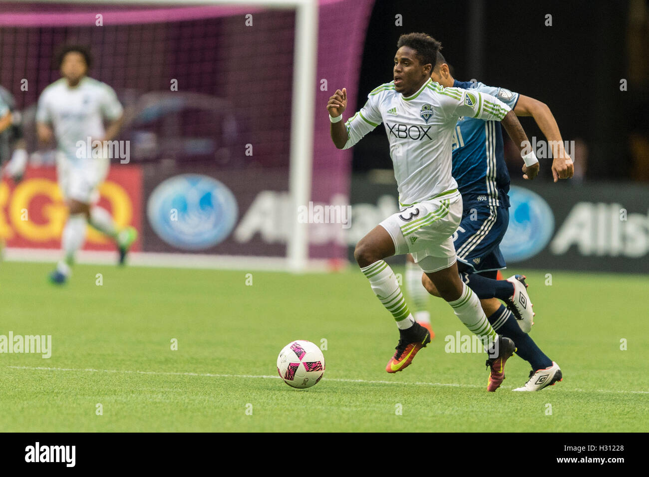 Vancouver, Canada. Il 2 ottobre 2016. Joevin Jones (33) di Seattle con segnalatori acustici a spostare la palla. MLS Vancouver vs Seattle, B.C. Place Stadium. Punteggio finale Seattle 2-1. Credito: Gerry Rousseau/Alamy Live News Foto Stock