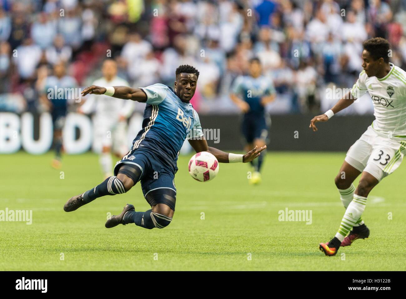 Vancouver, Canada. Il 2 ottobre 2016. La Giordania Smith (6) di Vancouver Whitecaps andando per la palla. MLS Vancouver vs Seattle, B.C. Place Stadium. Punteggio finale Seattle 2-1. Credito: Gerry Rousseau/Alamy Live News Foto Stock