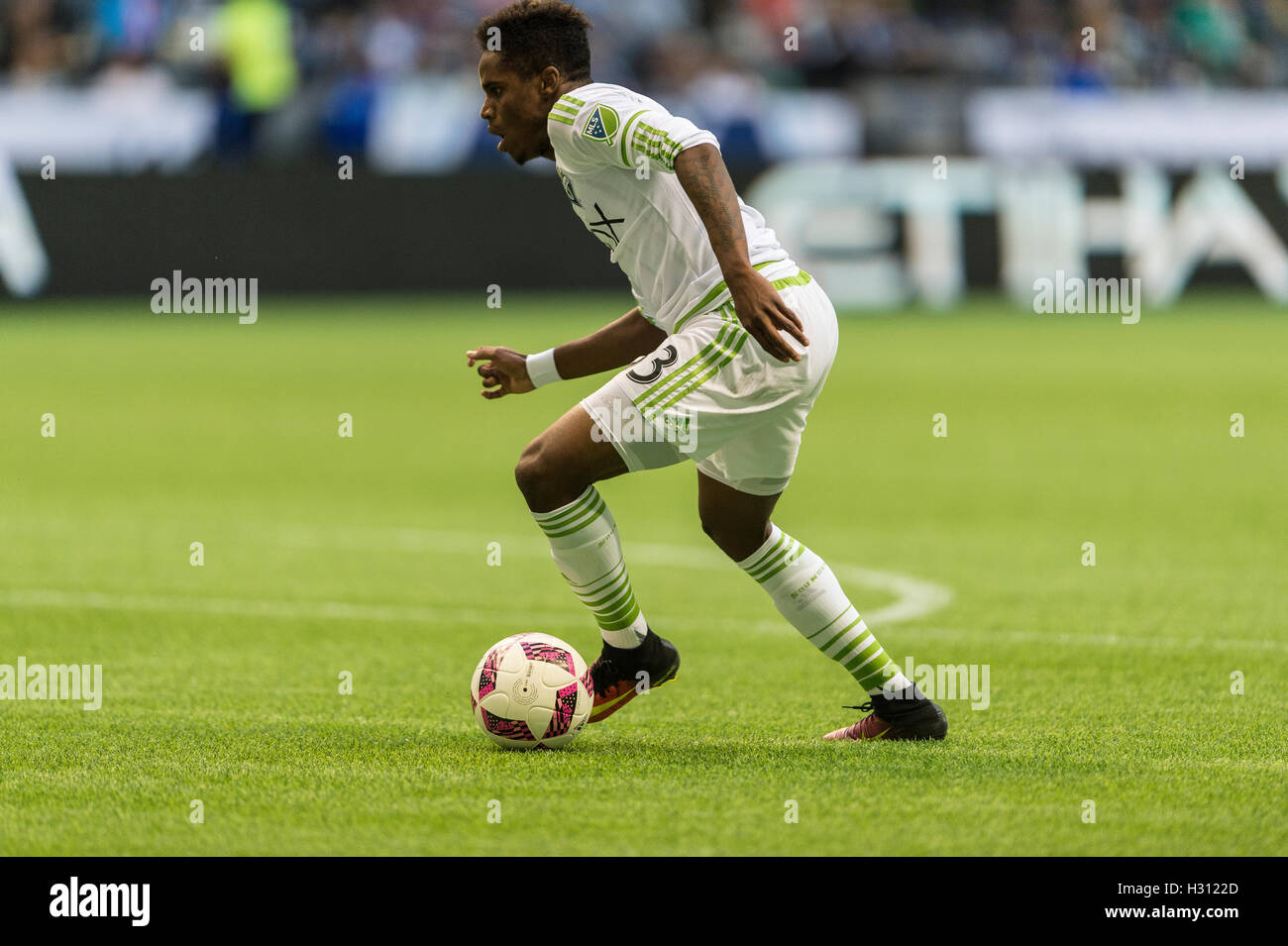 Vancouver, Canada. Il 2 ottobre 2016. Joevin Jones (33) di Seattle con segnalatori acustici a spostare la palla. MLS Vancouver vs Seattle, B.C. Place Stadium. Punteggio finale Seattle 2-1. Credito: Gerry Rousseau/Alamy Live News Foto Stock