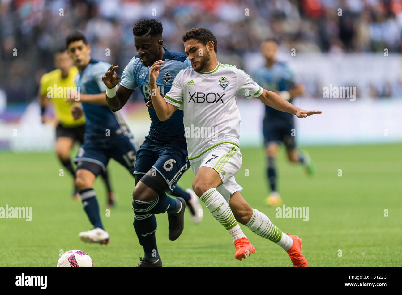 Vancouver, Canada. Il 2 ottobre 2016. Cristian Roldan (7) di Seattle le sirene e la Giordania Smith (6) di Vancouver Whitecaps battaglia per la sfera. MLS Vancouver vs Seattle, B.C. Place Stadium. Punteggio finale Seattle 2-1. Credito: Gerry Rousseau/Alamy Live News Foto Stock