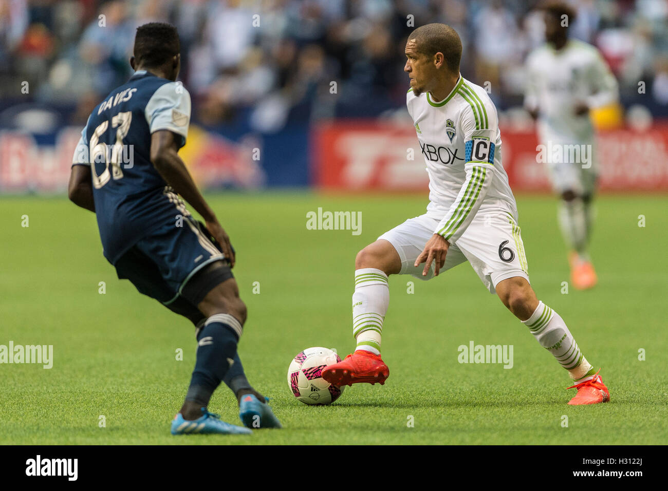 Vancouver, Canada. Il 2 ottobre 2016. Osvaldo Alonso (6) di Seattle con segnalatori acustici di controllo della palla. MLS Vancouver vs Seattle, B.C. Place Stadium. Punteggio finale Seattle 2-1. Credito: Gerry Rousseau/Alamy Live News Foto Stock