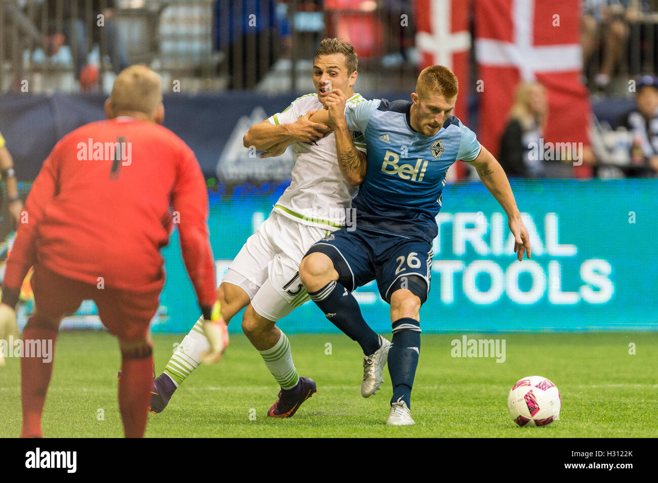 Vancouver, Canada. Il 2 ottobre 2016. Giordano Morris (13) di Seattle sirene detiene Tim Parker (26) di Vancouver Whitecaps. MLS Vancouver vs Seattle, B.C. Place Stadium. Punteggio finale Seattle 2-1. Credito: Gerry Rousseau/Alamy Live News Foto Stock