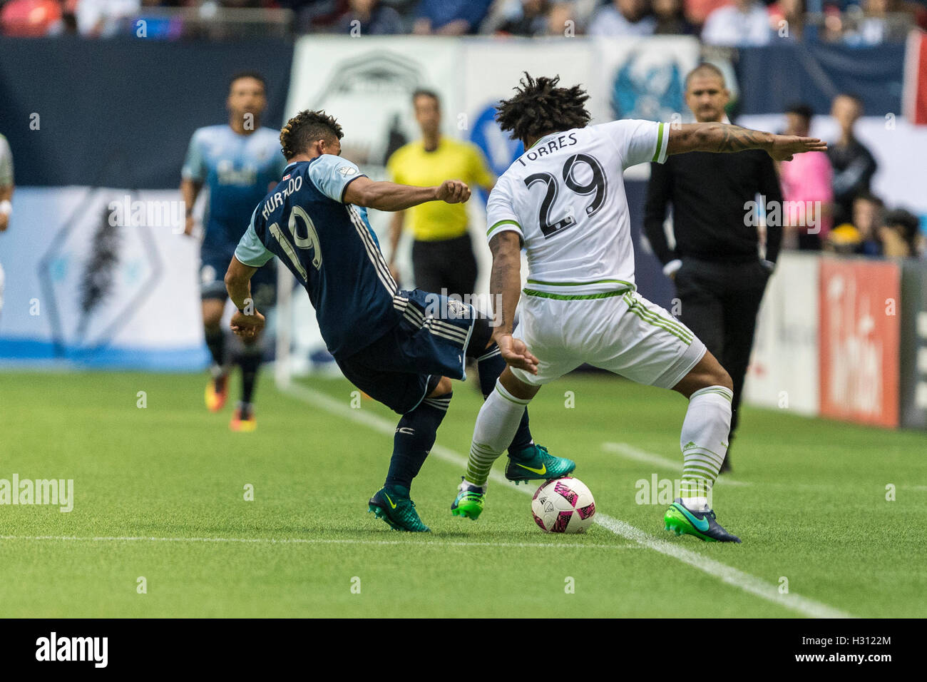 Vancouver, Canada. Il 2 ottobre 2016. Erik Hurtado (19) di Vancouver Whitecaps e Roman Torres (29) di Seattle sirene battaglia per la sfera. MLS Vancouver vs Seattle, B.C. Place Stadium. Punteggio finale Seattle 2-1. Credito: Gerry Rousseau/Alamy Live News Foto Stock