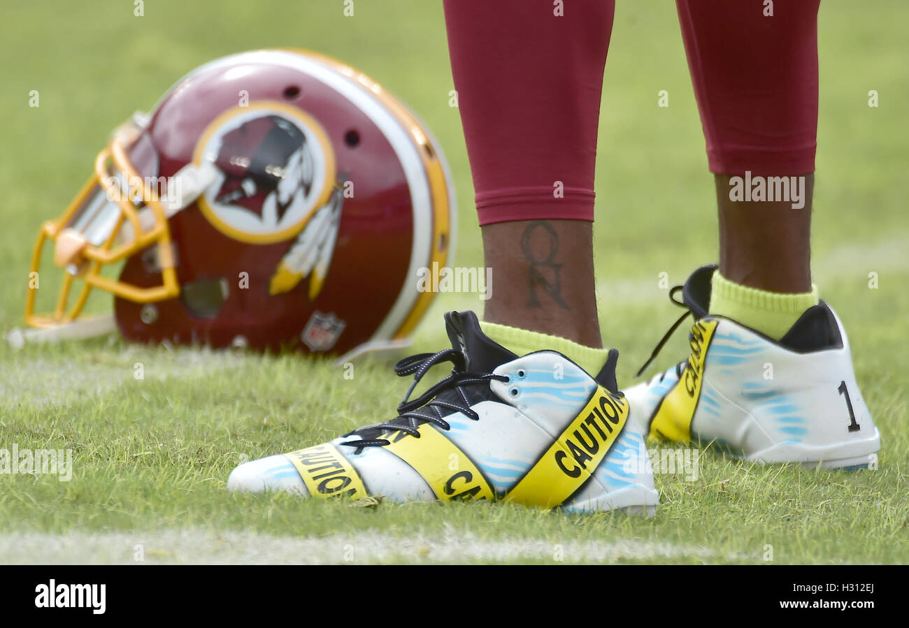 Close-up di scarpe Washington Redskins wide receiver DeSean Jackson (11) indossa durante il warm-up prima di una partita contro i Cleveland Browns a FedEx in campo Landover, Maryland il 2 ottobre 2016. Nella prima giornata, il Redskins rilasciato una dichiarazione in merito a Jackson, scarpe. Jackson è citato come dicendo "Oggi è l'inizio dei miei tentativi di essere parte di una soluzione e avviare il dialogo circa le insensate uccisioni di cittadini e di forze di polizia. Ho scelto di indossare le bitte in pregame oggi ad utilizzare la mia piattaforma come un atleta professionista da aggiungere a questa discussione. Questo non è destinata a essere di qualsiasi tipo Foto Stock