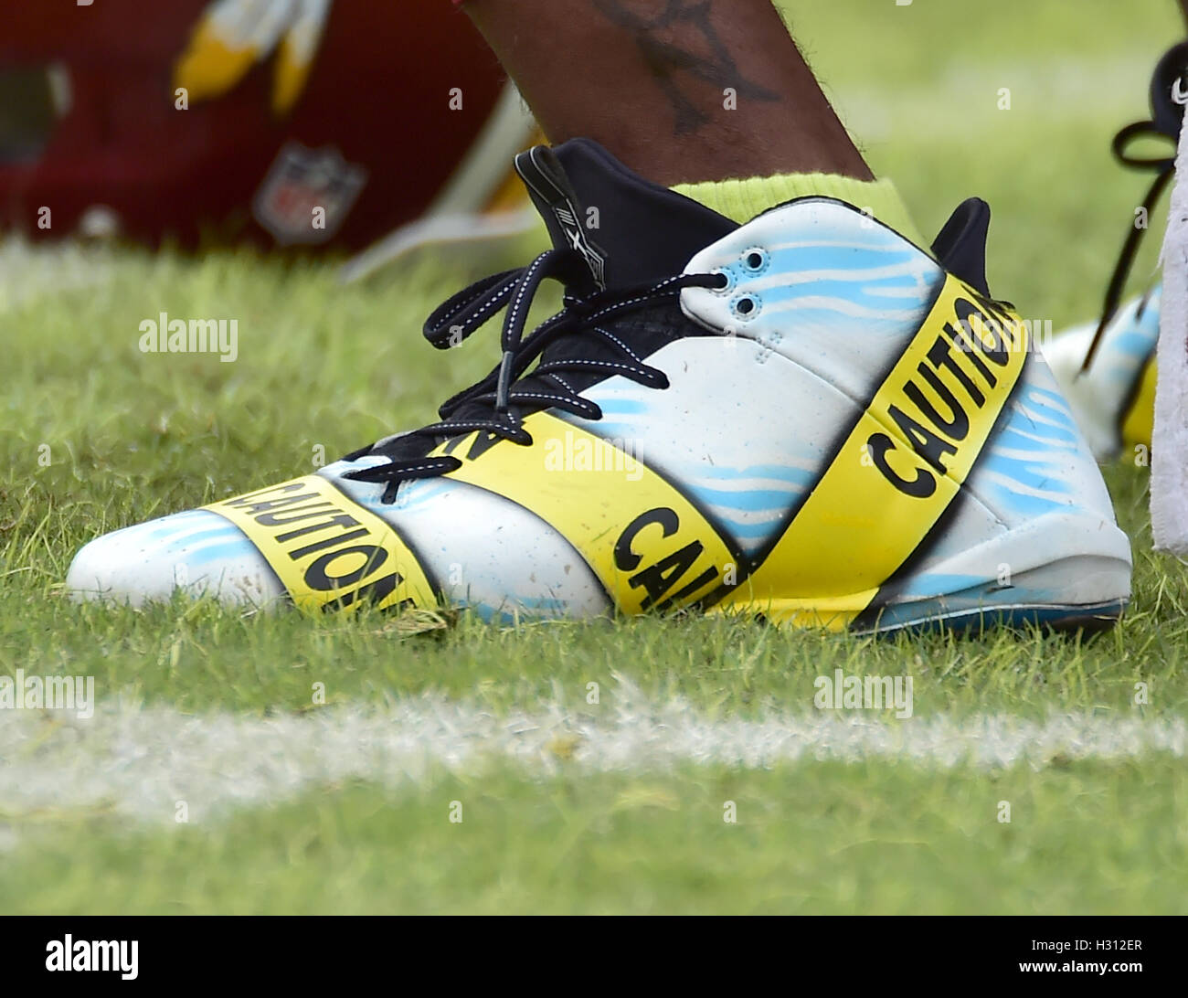 Close-up di scarpe Washington Redskins wide receiver DeSean Jackson (11) indossa durante il warm-up prima di una partita contro i Cleveland Browns a FedEx in campo Landover, Maryland il 2 ottobre 2016. Nella prima giornata, il Redskins rilasciato una dichiarazione in merito a Jackson, scarpe. Jackson è citato come dicendo ·oggi è l'inizio dei miei tentativi di essere parte di una soluzione e avviare il dialogo circa le insensate uccisioni di cittadini e di forze di polizia. Ho scelto di indossare le bitte in pregame oggi ad utilizzare la mia piattaforma come un atleta professionista da aggiungere a questa discussione. Questo isn·t destinata ad essere qualsiasi tipo Foto Stock