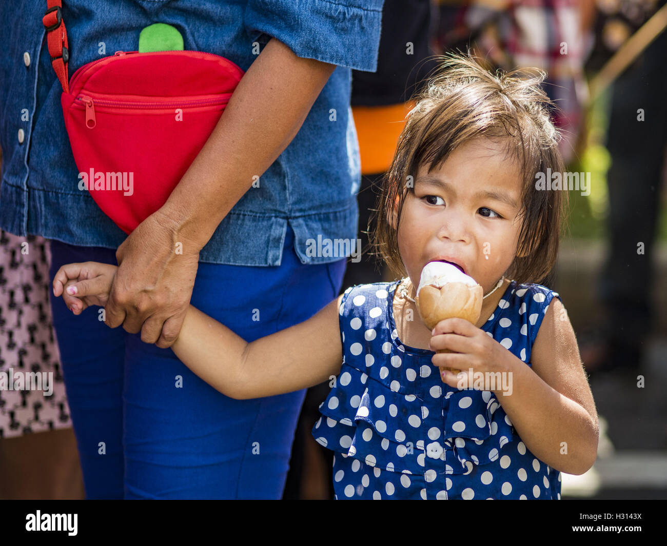 Bangkok, Tailandia. 3° Ott, 2016. Un bambino mangia un cono gelato durante una Giornata mondiale dell'Habitat protesta a Bangkok. Nel 1985, l'Assemblea generale delle Nazioni Unite ha dichiarato che il World Habitat Day sarebbe osservare il primo lunedì di ottobre di ogni anno. La dichiarazione ha osservato che ogni persona merita un posto decente in cui vivere. Credito: ZUMA Press, Inc./Alamy Live News Foto Stock