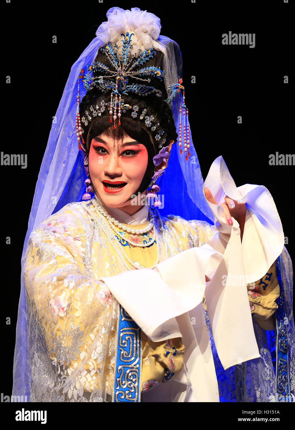 (161003) -- TORONTO, Ottobre 3, 2016 (Xinhua) -- attrice Guo Ruiyue esegue "la vendetta del principe Zi Dan' a Toronto in Canada, Ottobre 2, 2016. Pechino Shanghai Opera teatro ha proposto tre famosi cinese tradizionale di Pechino svolge opera di "svolta", "il caso di uccisione di Chen Simei' e 'Yang Visite Silang sua madre", come pure la versione cinese dell'Hamlet di Shakespeare, "La vendetta del principe Zi Dan' per i canadesi per vivere l'unico cinese tradizionale performing art da sabato a domenica. (Xinhua/Zou Zheng) (SXK) Foto Stock