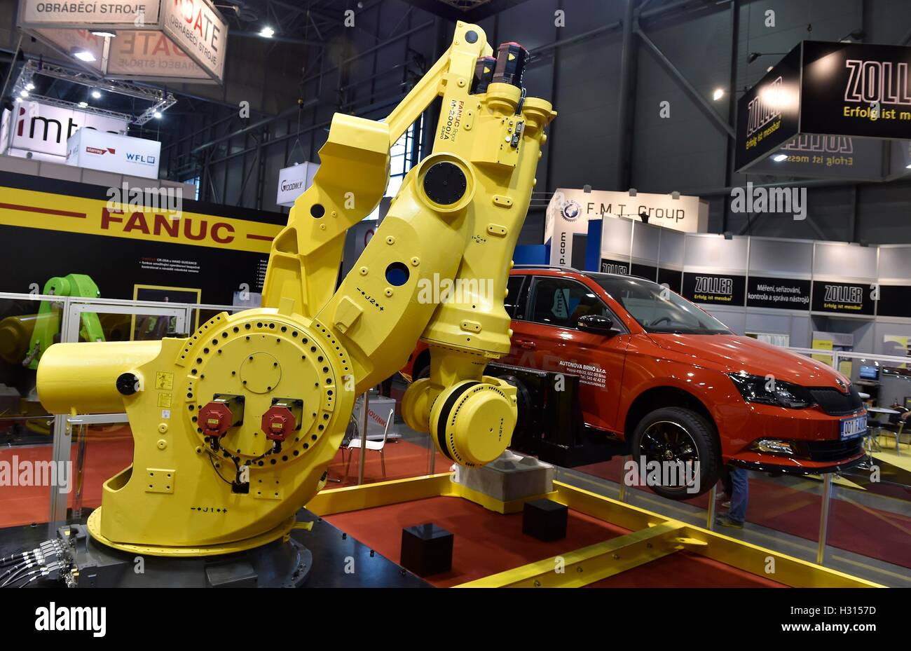 Brno, Repubblica Ceca. 03 ott 2016. Robot Fanuc M-2000 (nella foto), il più  forte 6 assi robot sul mercato si è visto durante la fiera internazionale  meccanica MSV e manifestazioni concomitanti (internazionale