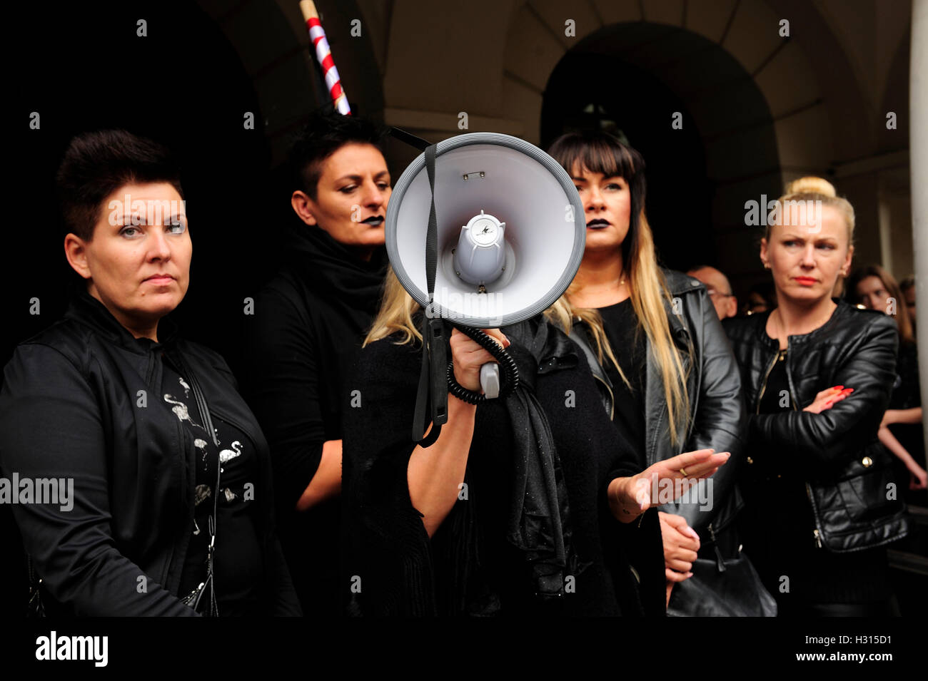 Swidnica,Polonia 3° Ott, 2016. Donne polacche tenere la protesta nero ( Czarny protesta ) contro il divieto previsto sull aborto Credito: Kazimierz Jurewicz/Alamy Live News Foto Stock