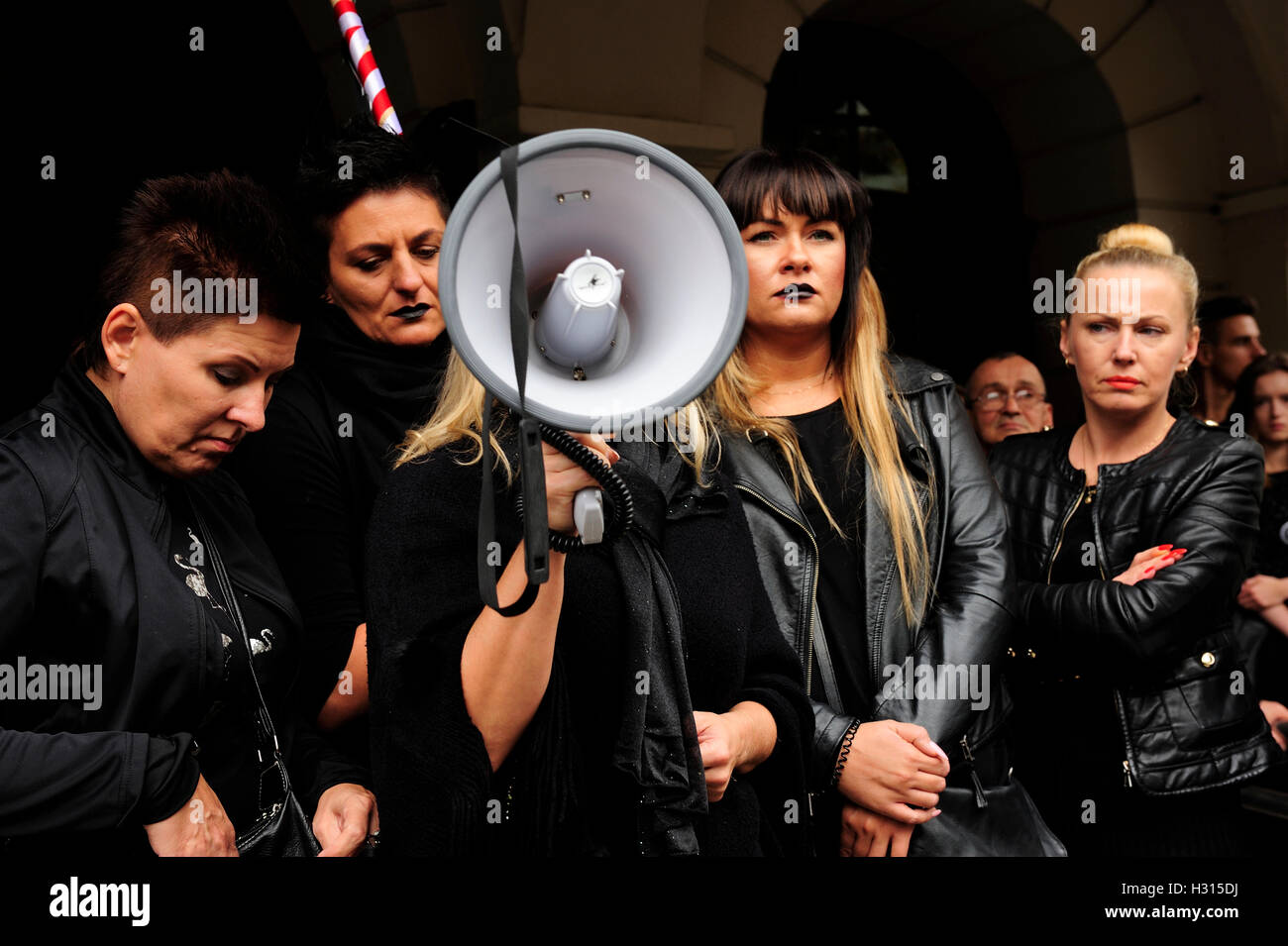 Swidnica,Polonia 3° Ott, 2016. Donne polacche tenere la protesta nero ( Czarny protesta ) contro il divieto previsto sull aborto Credito: Kazimierz Jurewicz/Alamy Live News Foto Stock