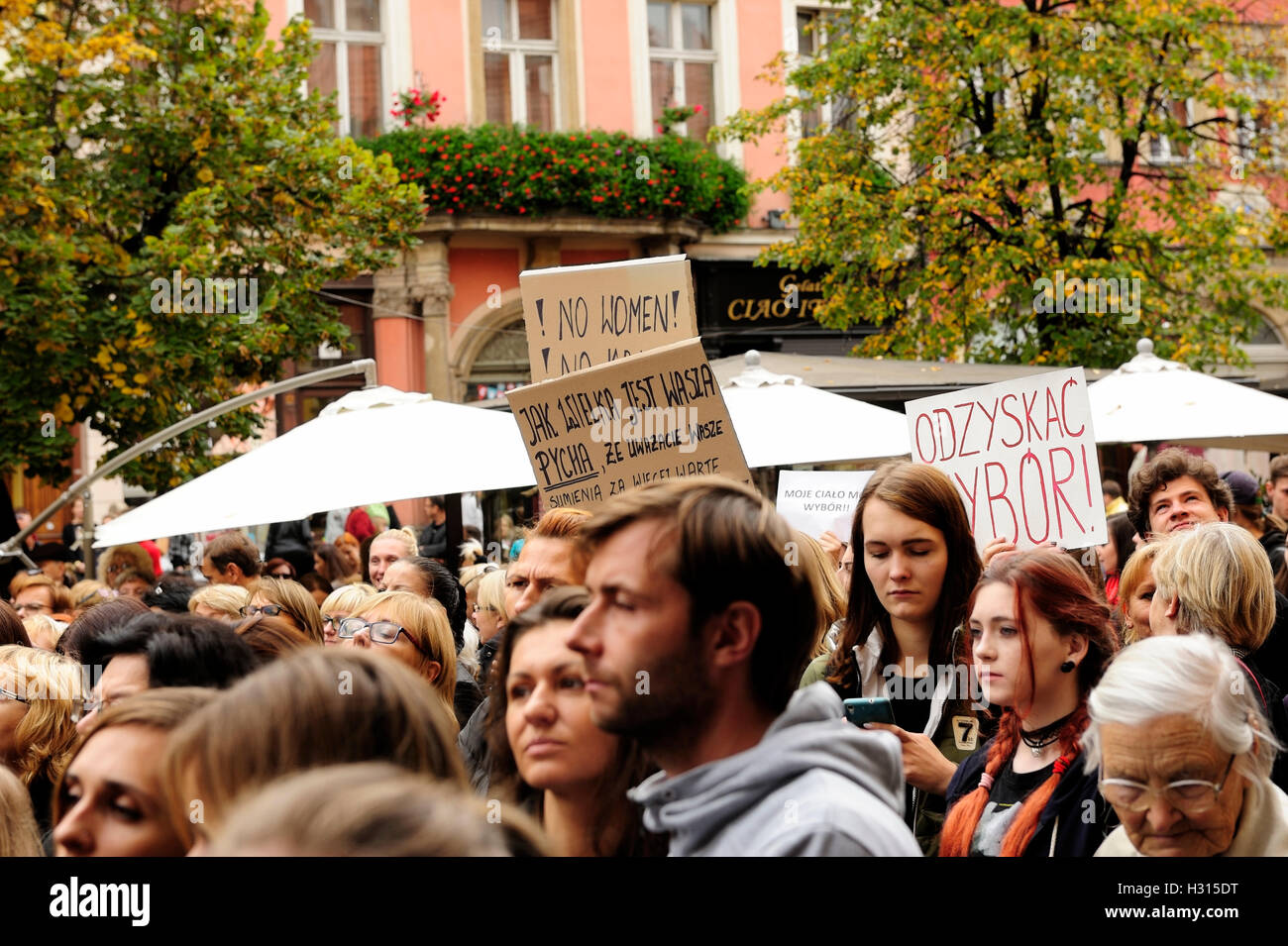 Swidnica,Polonia 3° Ott, 2016. Donne polacche tenere la protesta nero ( Czarny protesta ) contro il divieto previsto sull aborto Credito: Kazimierz Jurewicz/Alamy Live News Foto Stock