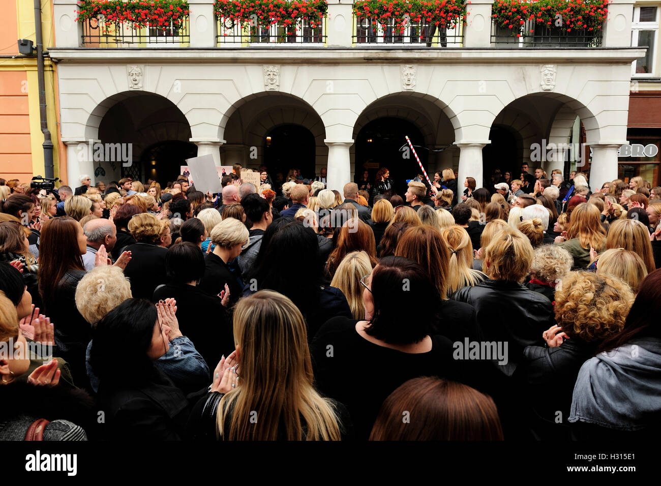 Swidnica,Polonia 3° Ott, 2016. Donne polacche tenere la protesta nero ( Czarny protesta ) contro il divieto previsto sull aborto Credito: Kazimierz Jurewicz/Alamy Live News Foto Stock