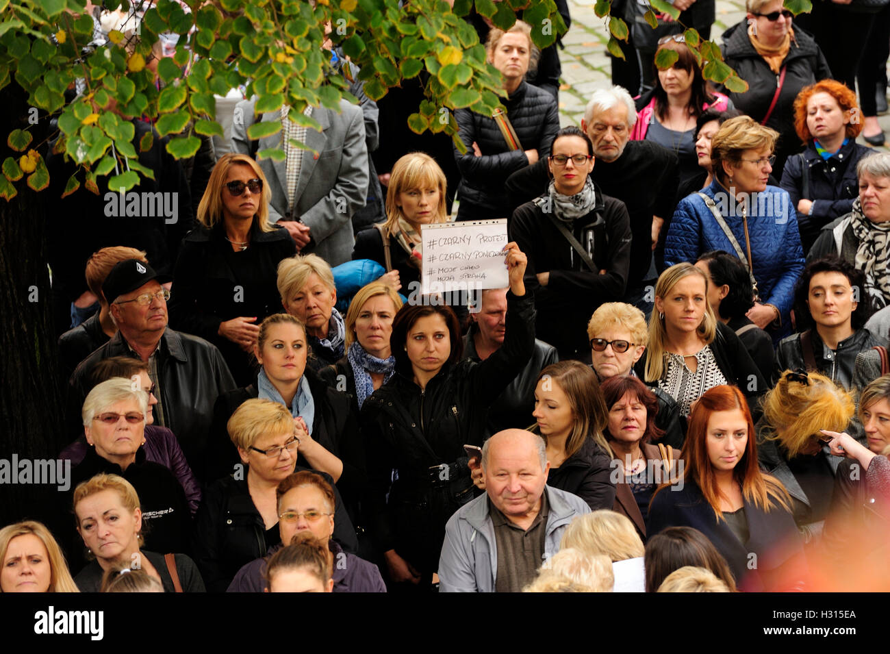 Swidnica,Polonia 3° Ott, 2016. Donne polacche tenere la protesta nero ( Czarny protesta ) contro il divieto previsto sull aborto Credito: Kazimierz Jurewicz/Alamy Live News Foto Stock