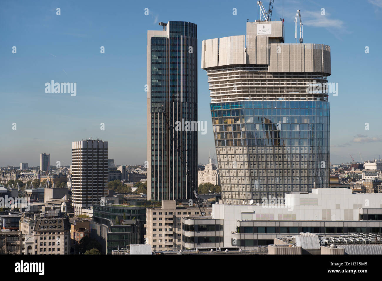 Bankside, Londra, Regno Unito. 3 Ottobre, 2016. Caldo pomeriggio soleggiato in centro a Londra dopo un fresco e mattina autunnale Rush Hour. Il 50 piani torre di uno Blackfriars appartamenti a Southwark in costruzione, architetti SimpsonHaugh & Partners. Credito: Malcolm Park editoriale/Alamy Live News. Foto Stock