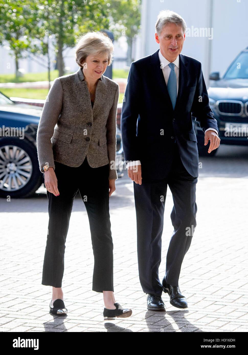 Birmingham. 3° Ott, 2016. Il Primo Ministro inglese Theresa Maggio (L) e il Cancelliere dello Scacchiere Philip Hammond visita un sito in costruzione dove i nuovi uffici di HSBC sono costruiti su due giorno del Congresso del Partito Conservatore di Birmingham, Inghilterra, il Ott 3, 2016. Credito: Xinhua/Alamy Live News Foto Stock