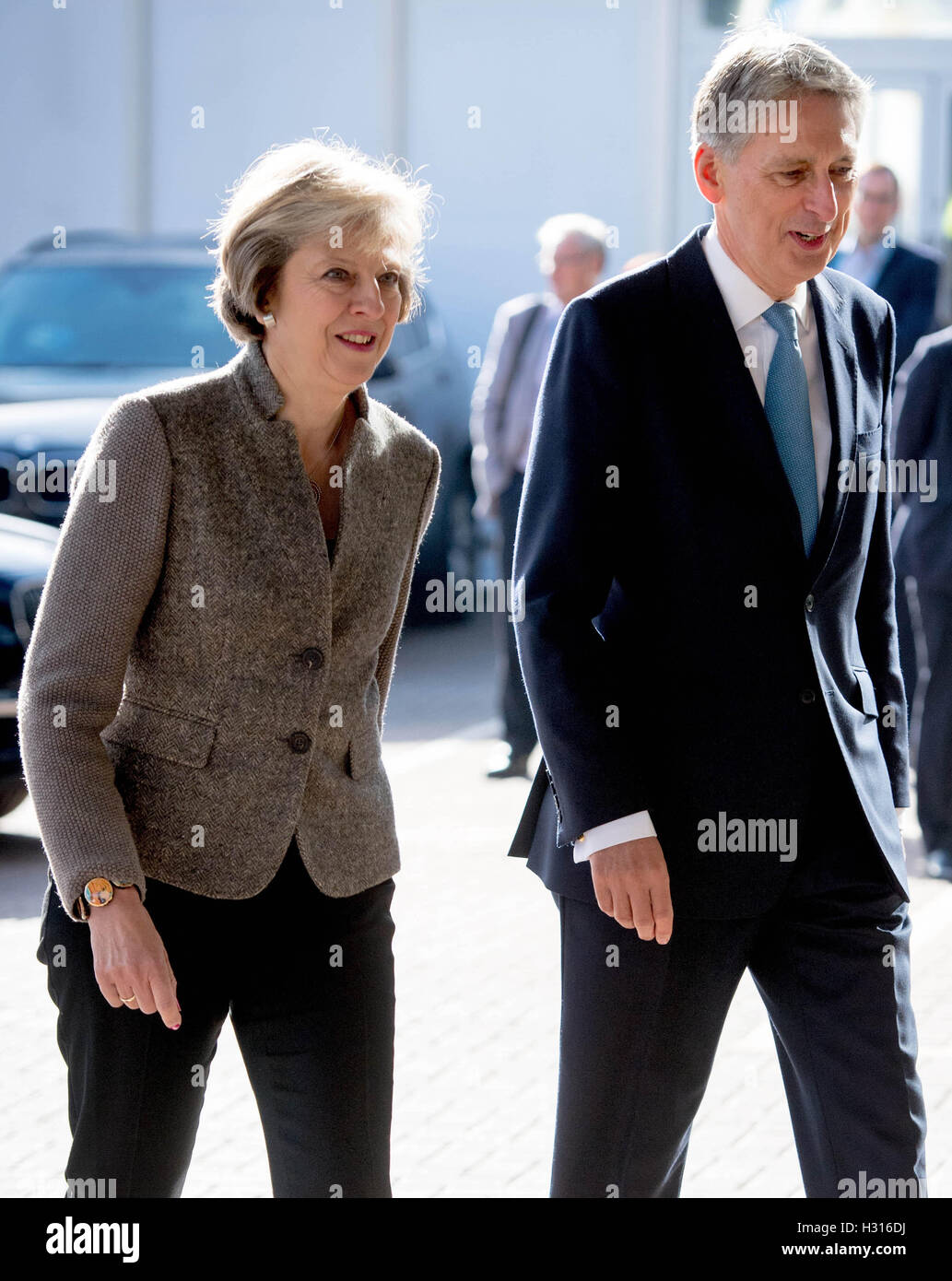 Birmingham. 3° Ott, 2016. Il Primo Ministro inglese Theresa Maggio (L) e il Cancelliere dello Scacchiere Philip Hammond visita un sito in costruzione dove i nuovi uffici di HSBC sono costruiti su due giorno del Congresso del Partito Conservatore di Birmingham, Inghilterra, il Ott 3, 2016. Credito: Xinhua/Alamy Live News Foto Stock