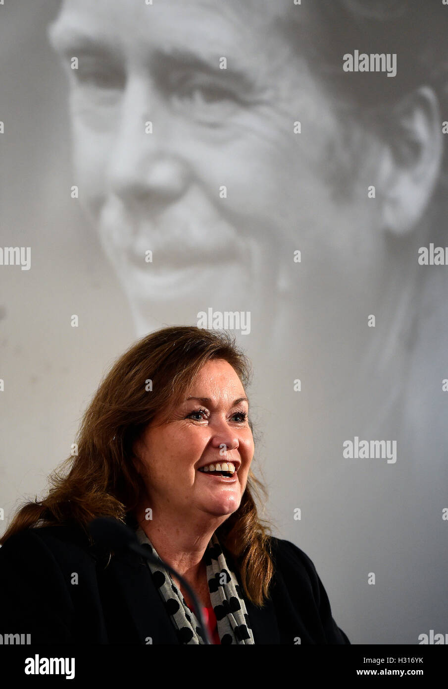 Praga, Repubblica Ceca. 03 ott 2016. Romanziere inglese e giornalista Wendy Holden presenta il suo libro "Nato i superstiti, la storia di tre madri che hanno sfidato la morte per dare ai loro figli la vita a Praga, Repubblica Ceca, 3 ottobre 2016. Credito: Roman Vondrous/CTK foto/Alamy Live News Foto Stock