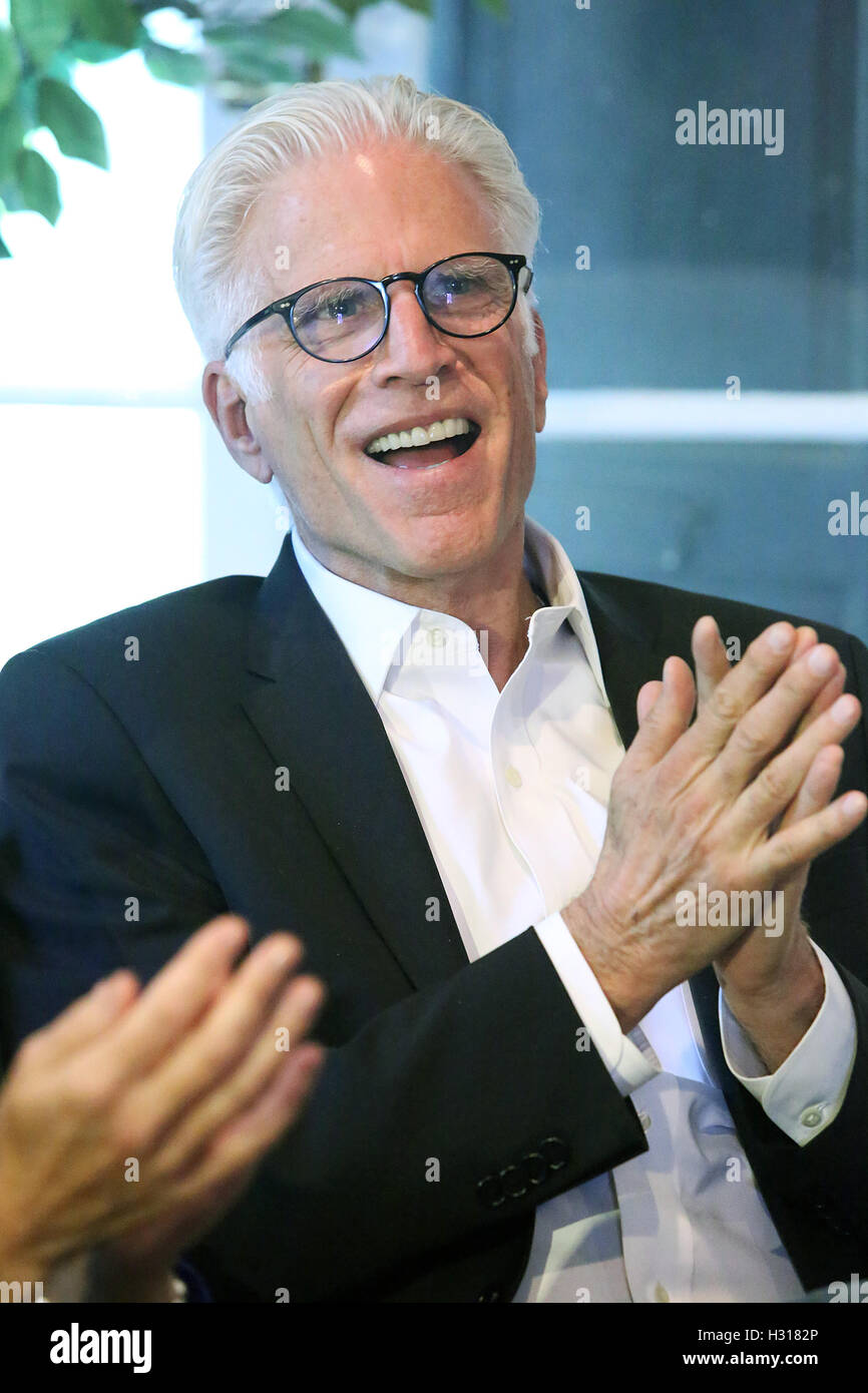 West Chester, PA, Stati Uniti d'America. 3° Ott, 2016. Attore Ted Danson nella foto di campagna per Hillary Clinton a organizzare un evento in Chester County a Windon Hall di West Chester, PA su Ottobre 3, 2016 Credit: Star Shooter/media/punzone Alamy Live News Foto Stock