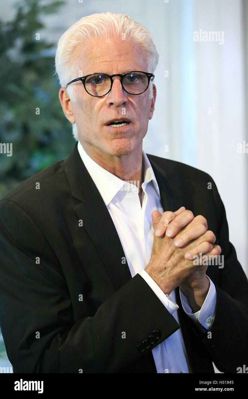 West Chester, PA, Stati Uniti d'America. 3° Ott, 2016. Attore Ted Danson nella foto di campagna per Hillary Clinton a organizzare un evento in Chester County a Windon Hall di West Chester, PA su Ottobre 3, 2016 Credit: Star Shooter/media/punzone Alamy Live News Foto Stock