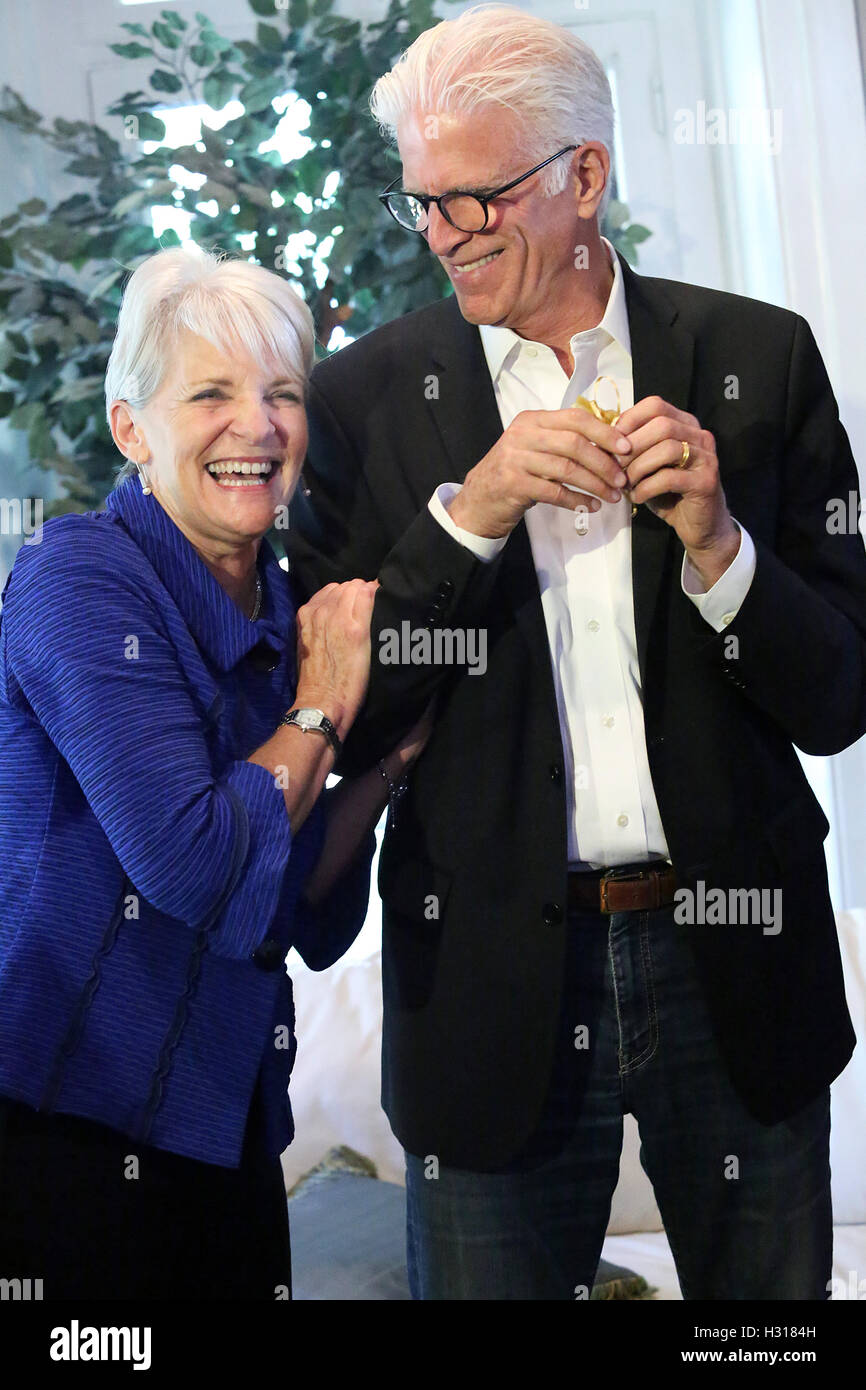 West Chester, PA, Stati Uniti d'America. 3° Ott, 2016. Attore Ted Danson foto di ricevere la chiave di West Chester dal sindaco Carolyn Comitta mentre si battono per Hillary Clinton a organizzare un evento in Chester County a Windon Hall di West Chester, PA il 3 ottobre 20 Foto Stock