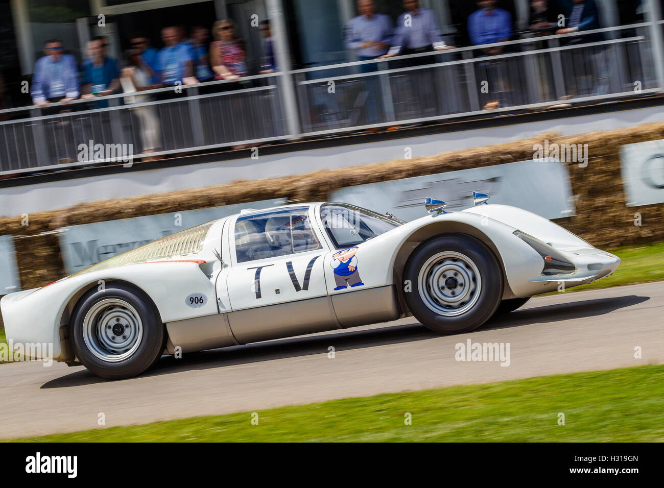1966 Porsche 906 endurance racer con autista Rudi Lins al 2016 Goodwood Festival of Speed, Sussex, Regno Unito Foto Stock