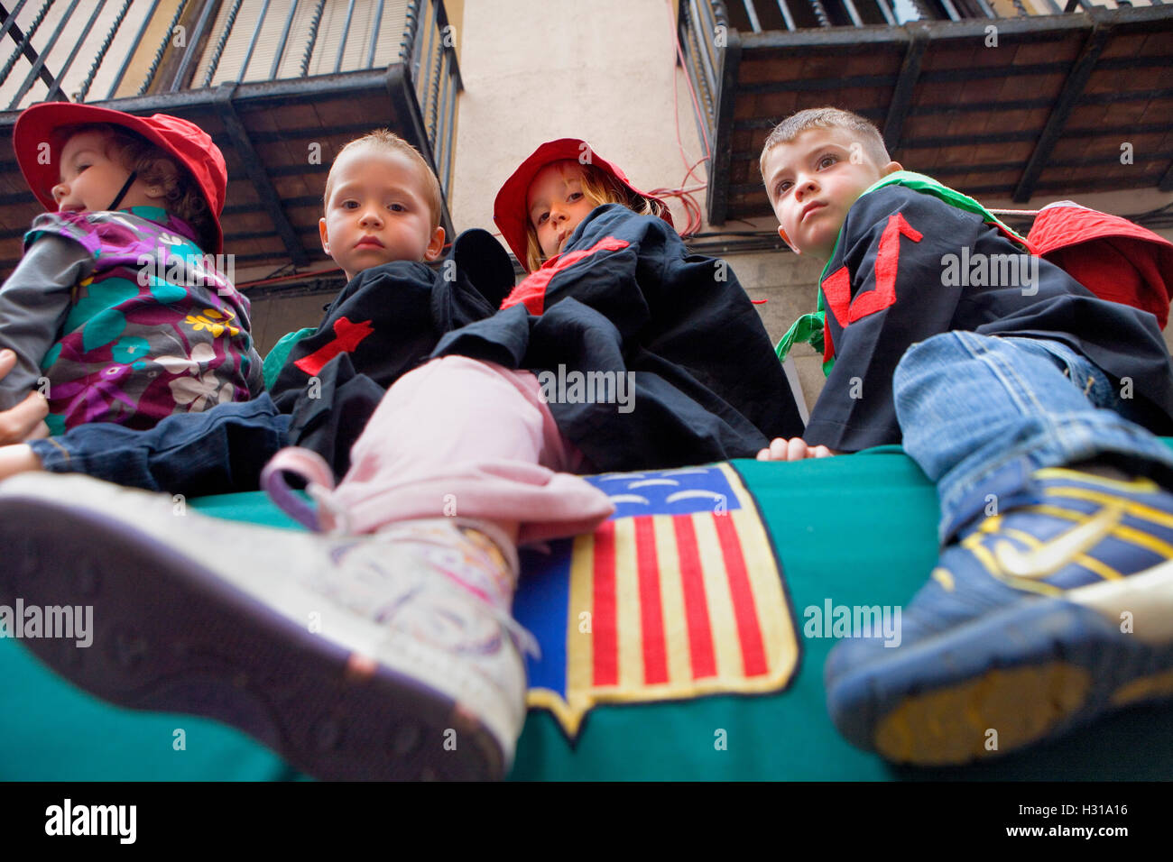 Bambini cavalcando l'Guita Grossa ".La Patum (capolavoro di Orale Immateriale Patrimonio dell'UNESCO).Berga. Barcellona. La Catalogna. Foto Stock