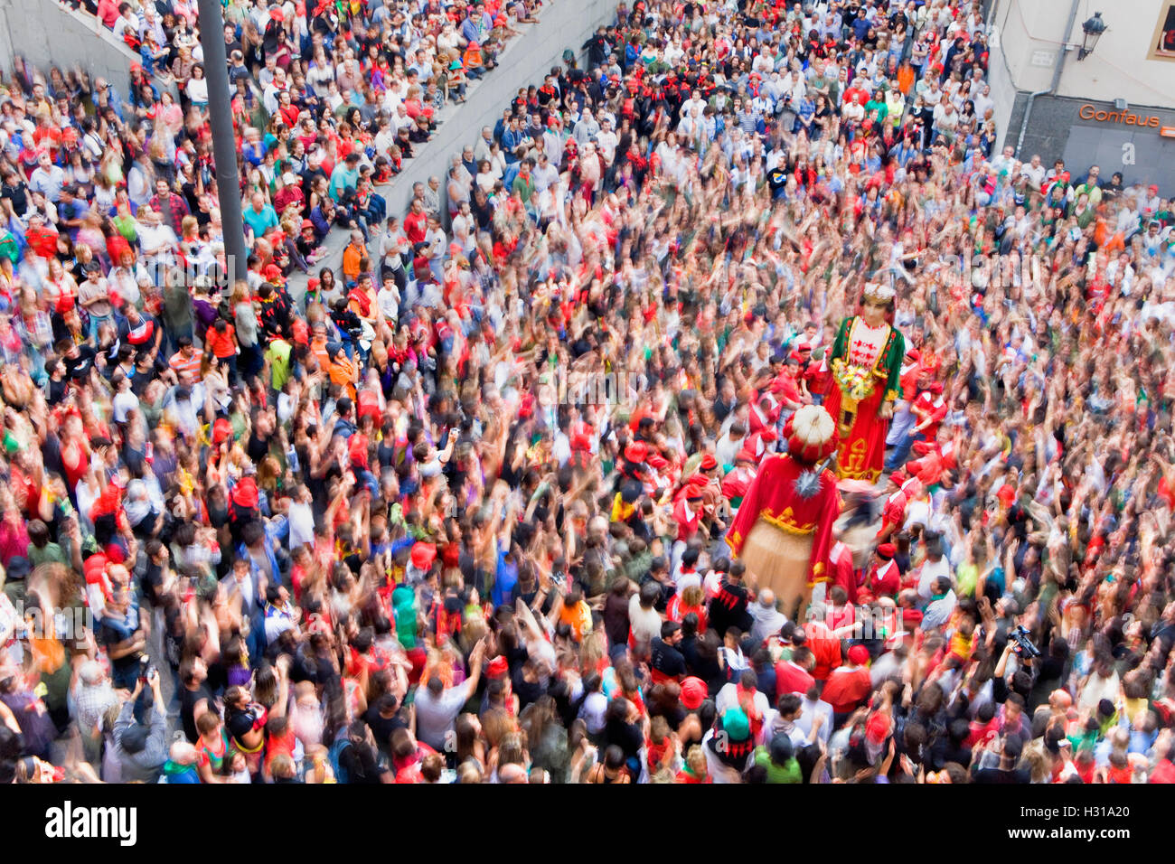 Giants dancing.Plaça de Sant Pere.La Patum (capolavoro di Orale Immateriale Patrimonio dell'UNESCO).Berga. Barcellona. La Catalogna. Foto Stock