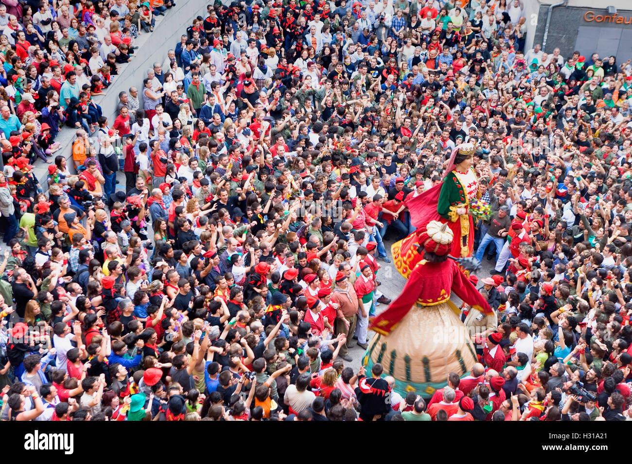 Giants dancing.Plaça de Sant Pere.La Patum (capolavoro di Orale Immateriale Patrimonio dell'UNESCO).Berga. Barcellona. La Catalogna. Foto Stock