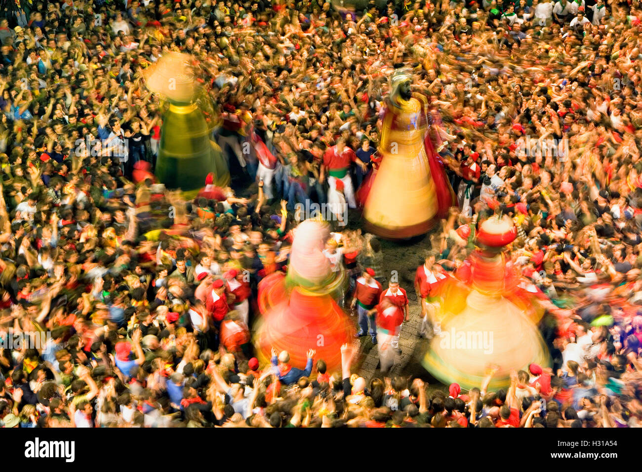 Giants dancing.Plaça de Sant Pere.La Patum (capolavoro di Orale Immateriale Patrimonio dell'UNESCO).Berga. Barcellona. La Catalogna. Foto Stock