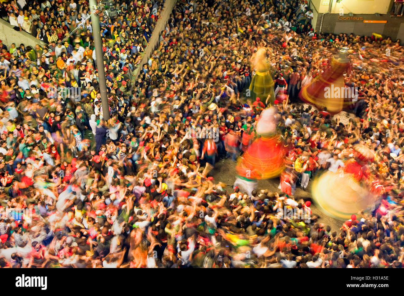 Giants dancing.Plaça de Sant Pere.La Patum (capolavoro di Orale Immateriale Patrimonio dell'UNESCO).Berga. Barcellona. La Catalogna. Foto Stock