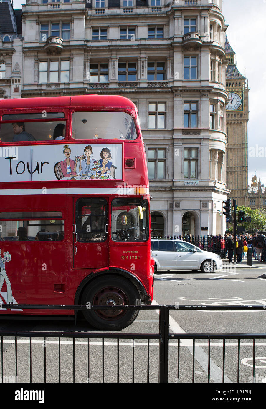 Vecchio rosso Routemaster London bus tour vicino a Big Ben Foto Stock