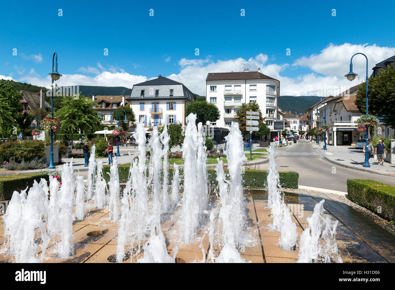 Fontane su una rotatoria di Divonne-les-Bains, Auvergne-Rhône-Alpes, Francia Foto Stock