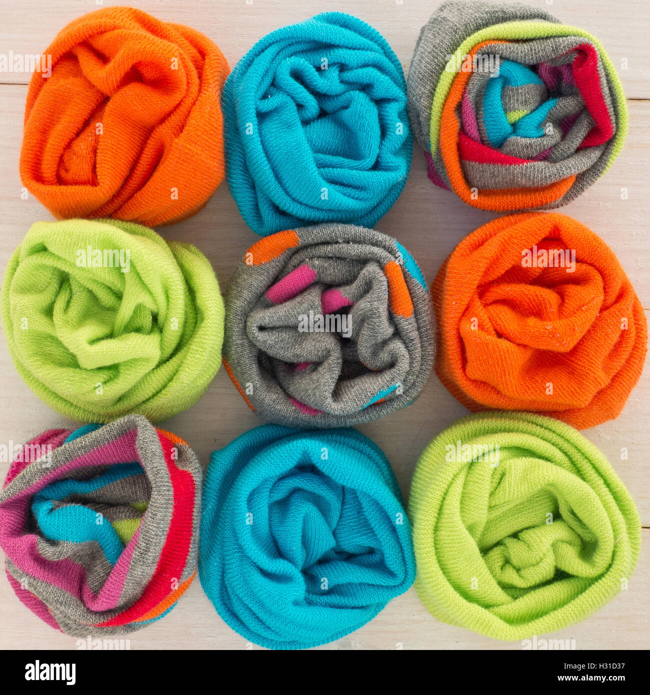 Calze colorate sullo sfondo di legno Foto Stock